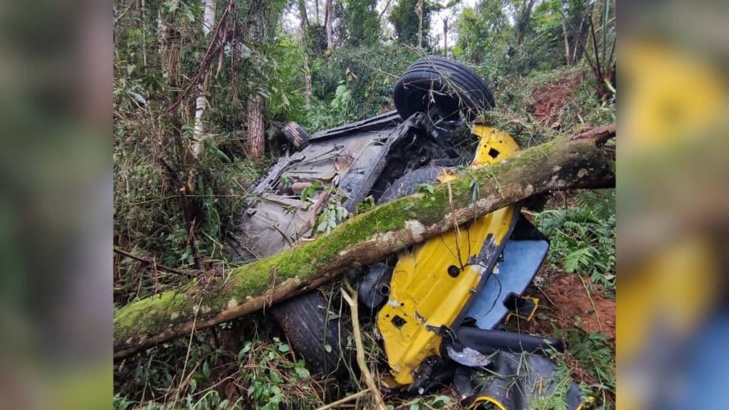 Motorista é encontrado morto após ser ejetado de carro em ribanceira na BR-282