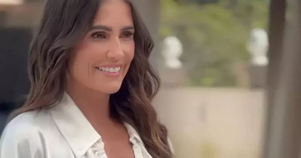 Deborah Secco é clicada em Itapema