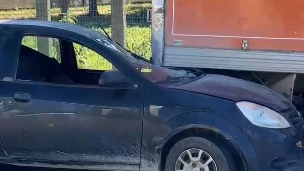 Motorista bate na traseira de caminhão estacionado em Tijucas