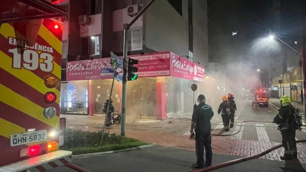 Fogo devasta comércio em Balneário Camboriú: “Perdas incalculáveis”