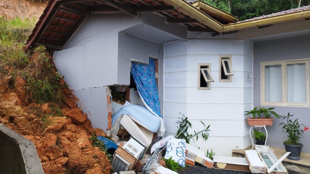 Deslizamento de terra atinge residência e deixa bebê de 1 ano preso nos escombros