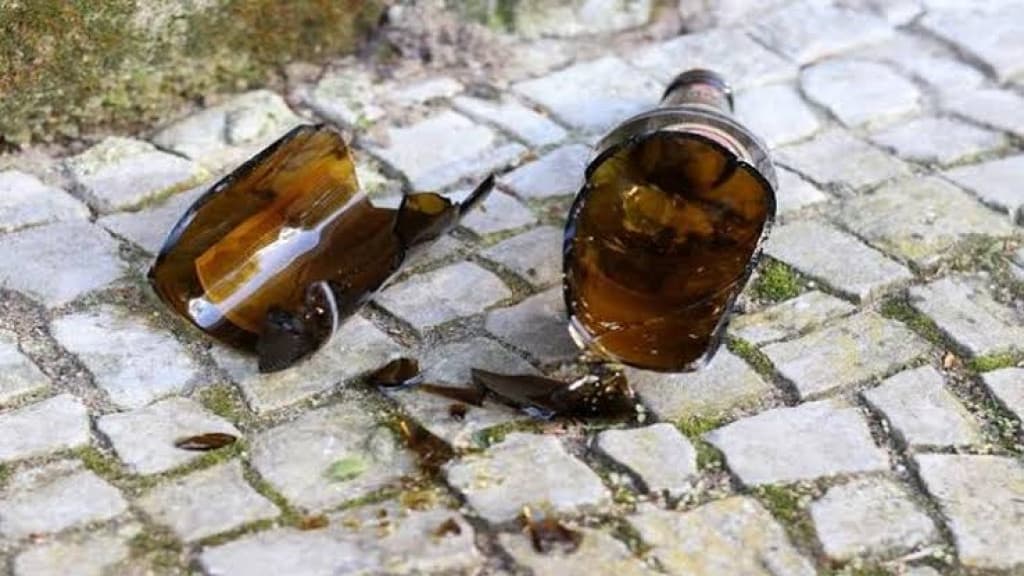 Ex-companheira agride homem com garrafas de cerveja em bar por ciúmes