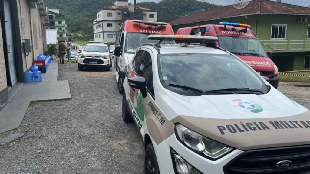 Homem esfaqueia ex-companheira e comete suicídio em SC