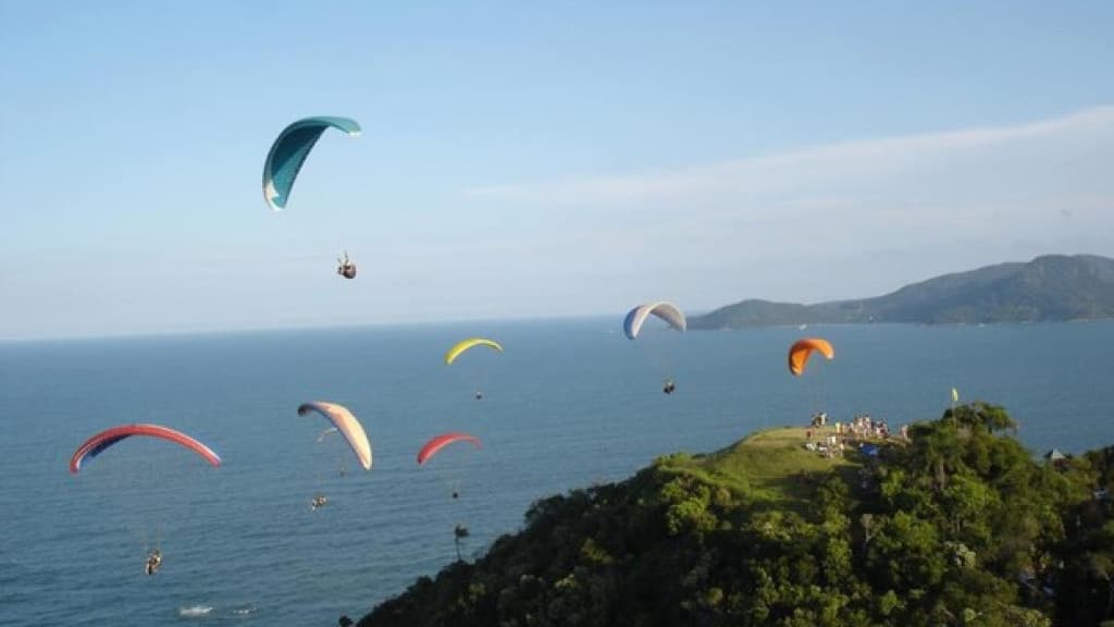 Piloto de parapente morre após acidente no Morro do Careca em BC