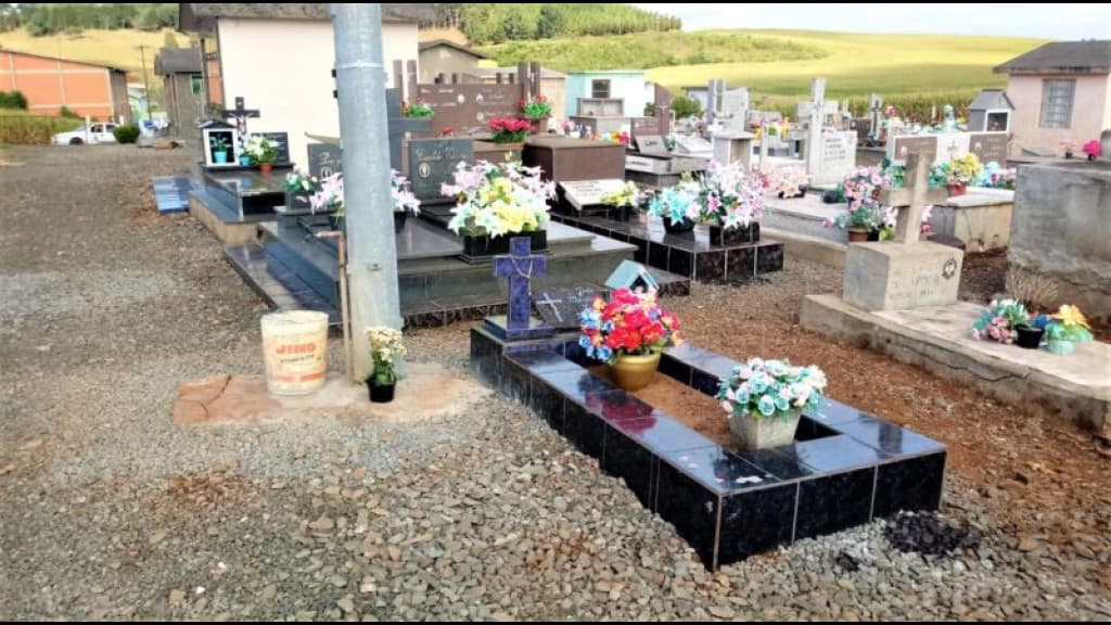 Homem é morto a tiros enquanto trabalhava na construção de túmulo em cemitério