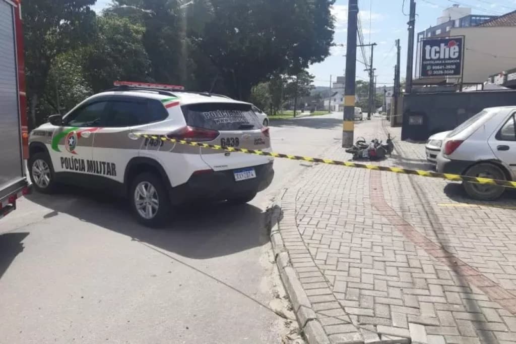 Motociclista morre após perder controle e bater em poste