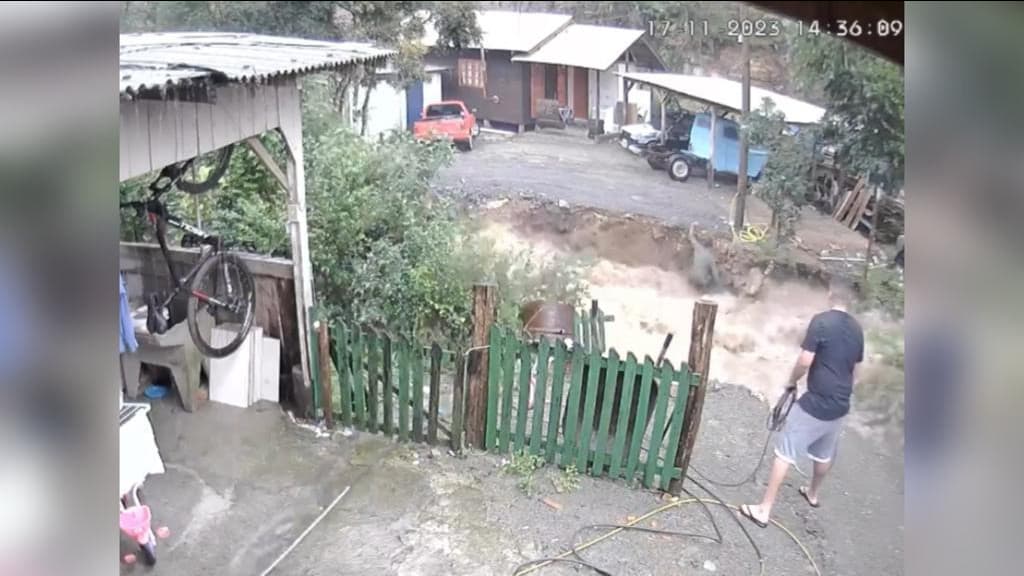 VÍDEO; Morador escapa por pouco após correnteza arrastar ponte