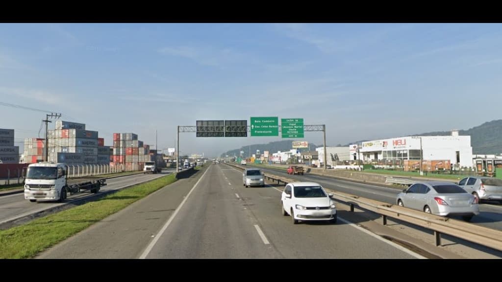 Caminhoneiro foge após acidente com motociclista na BR-101, em SC