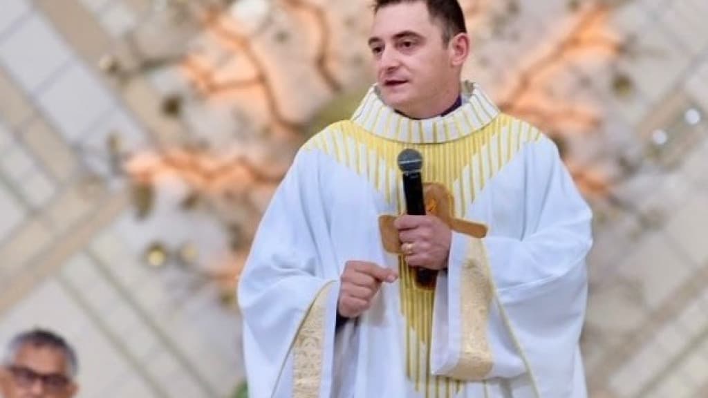 Padre de São João Batista é internado com leucemia