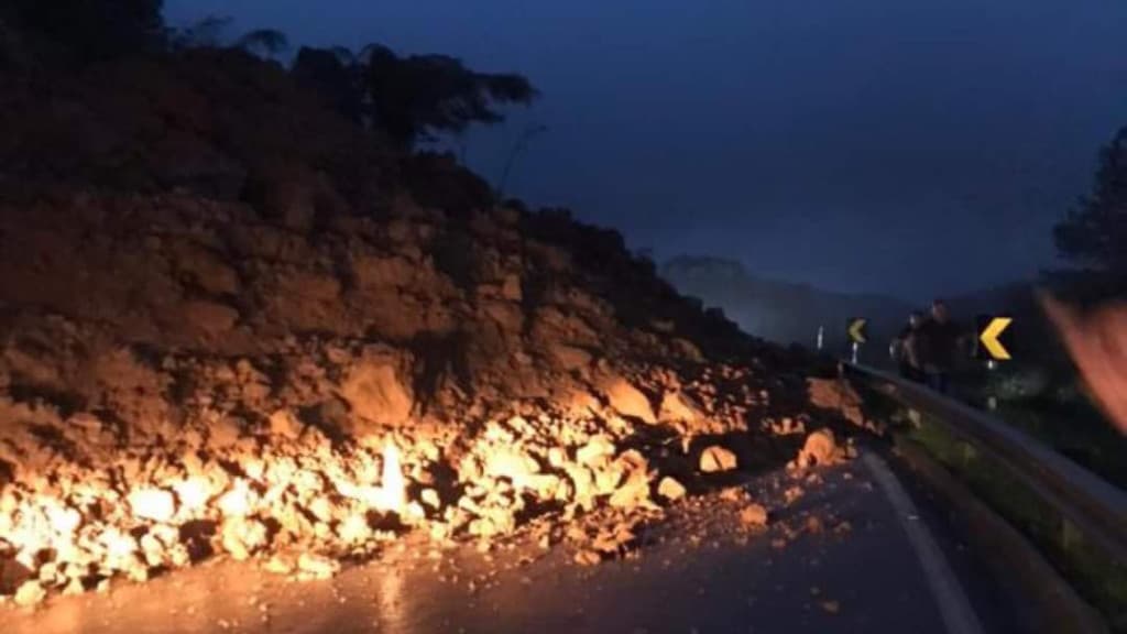 Chuvas intensas causam nova queda de barreira e interditam BR-280 na Serra de Corupá