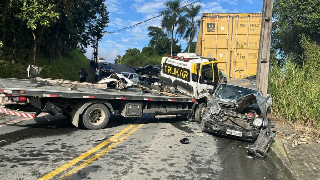 Motorista fica presa às ferragens em acidente com cinco veículos