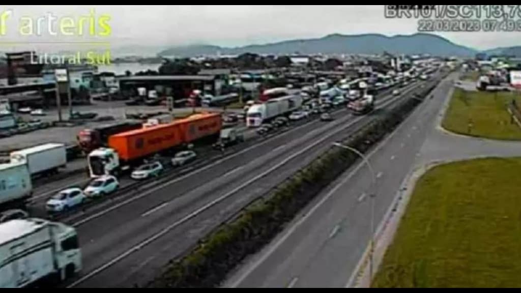 Tombamento de carreta provoca congestionamento na BR-101, em Navegantes