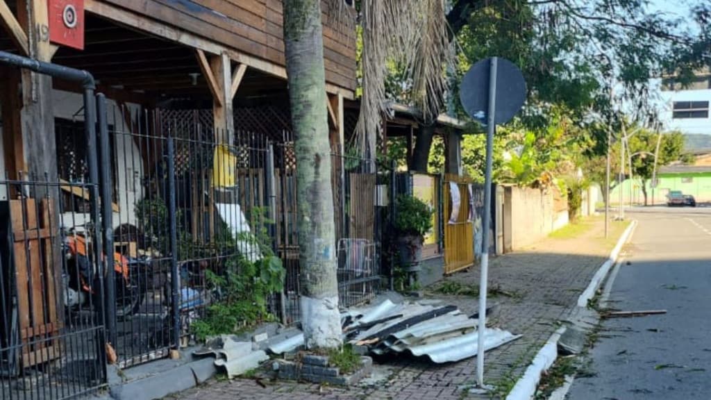 Ventania derruba telhas de alumínio em funcionários de recolhimento de lixo em BC