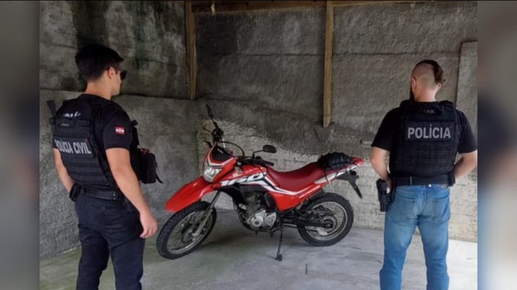 Motociclista que passava a mão nas partes íntimas de mulheres é preso