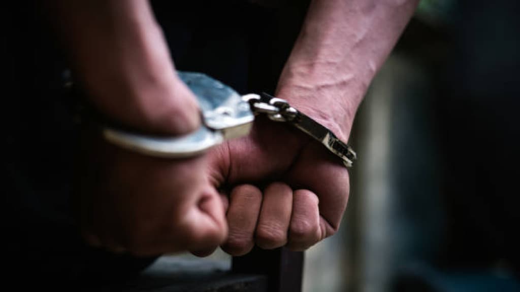 Jovem é preso após agredir mãe com pedra e ameaçar irmã