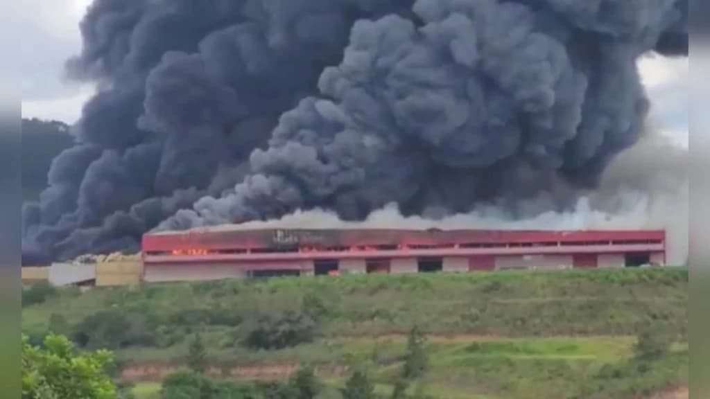 URGENTE: Incêndio atinge galpão da empresa Irmãos Fischer em Brusque