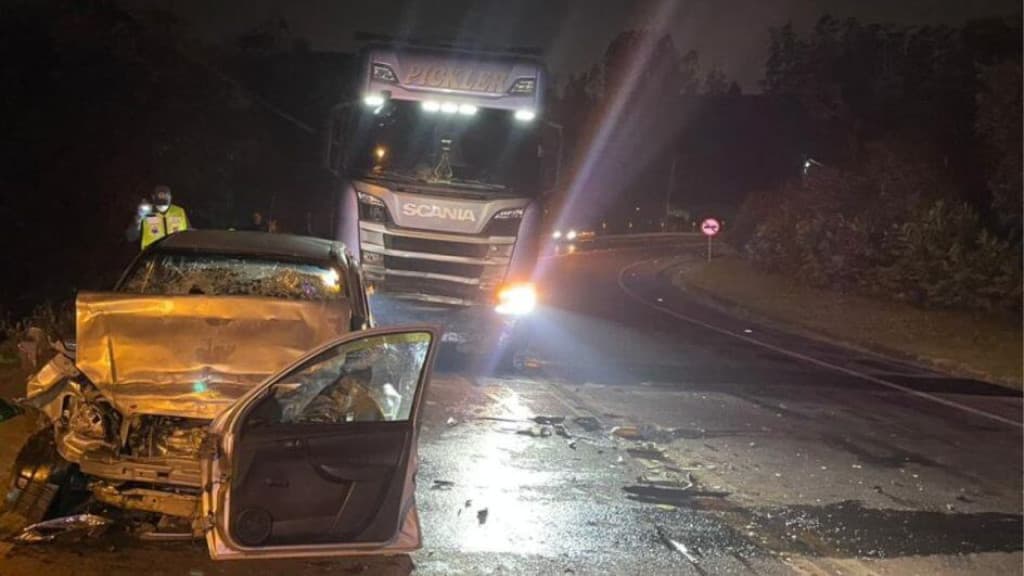 Três pessoas morrem após colisão frontal entre carro e caminhão na SC-350