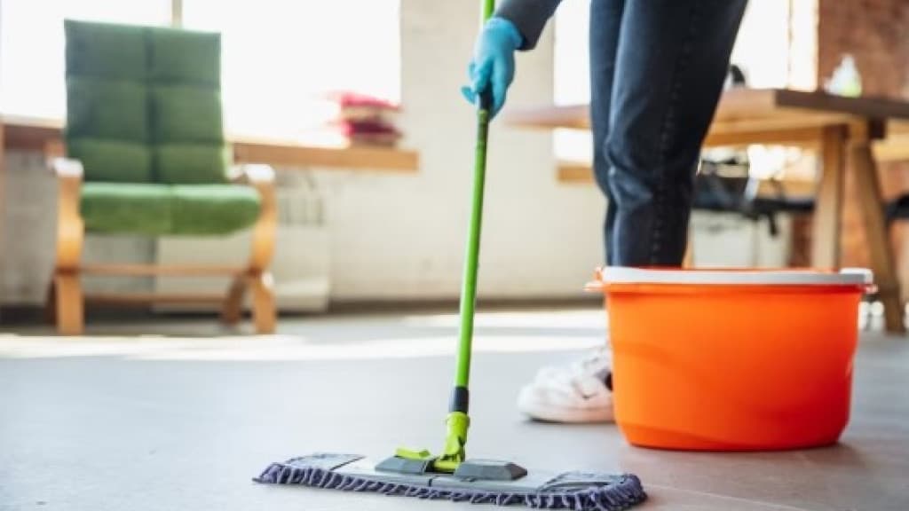 Prestadora de serviços indenizará homem que fraturou o pé ao cair em piso molhado