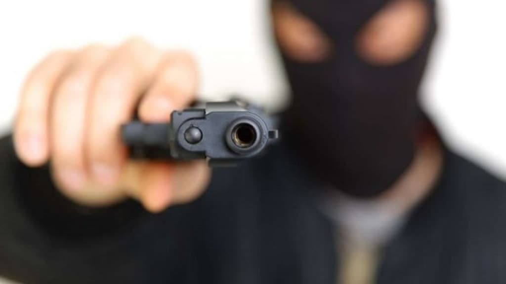Assalto à mão armada em Itapema: bandido encapuzado rouba iPhones de turistas