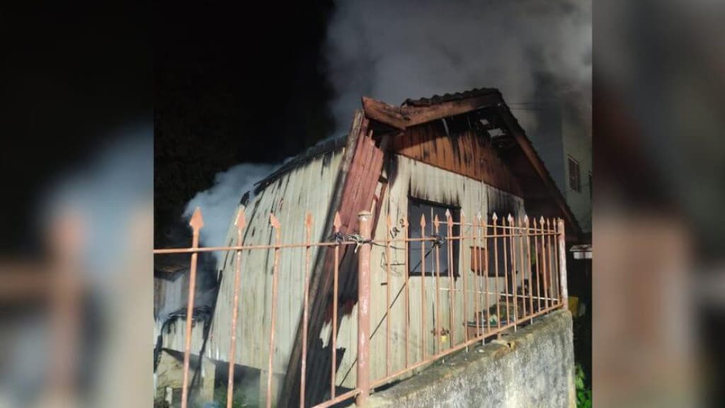 Mulher se surpreende ao acordar com casa pegando fogo
