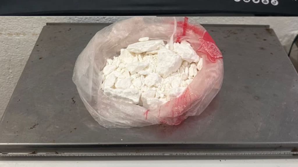 Após perseguição, elemento com histórico criminal é preso com cocaína em Itapema