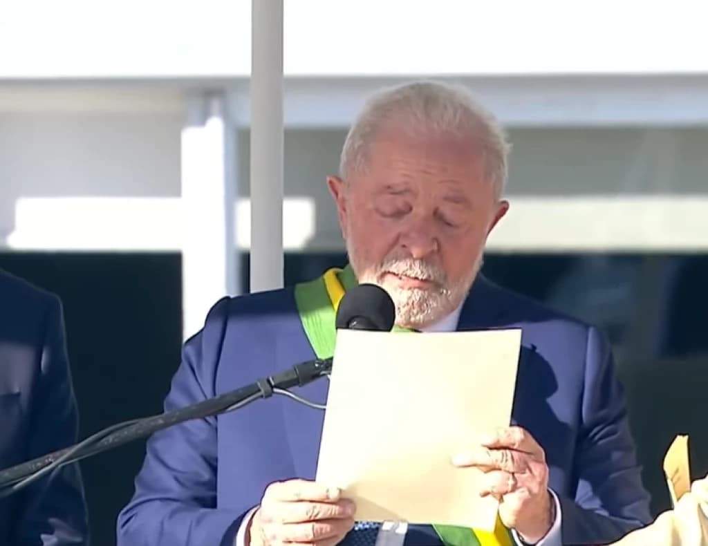 Lula chora, promete “tirar o pobre da fila do osso” e que “pesadelo chegou ao fim”