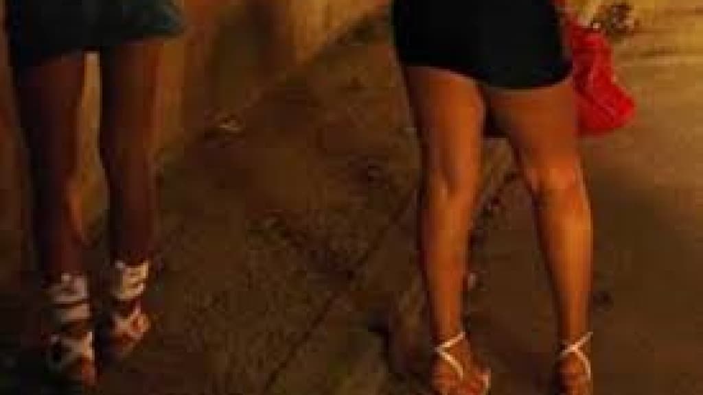 Homem contrata programa sexual e tem prejuízo de 15 mil reais após ser roubado por travestis