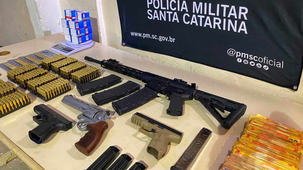 Foragido de alta periculosidade é preso com fuzil e dinheiro em BC