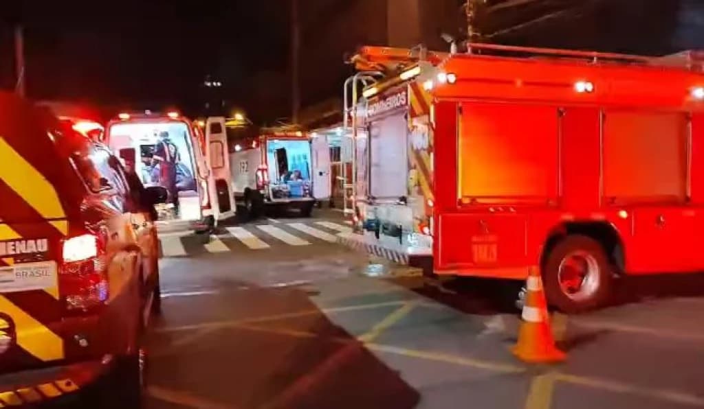 Carro colide contra ambulância que levava criança vítima de acidente na BR-470
