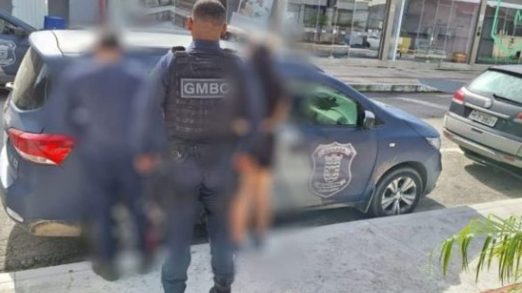 Vendedora atende casal de calcinha e seios à mostra em BC e causa confusão