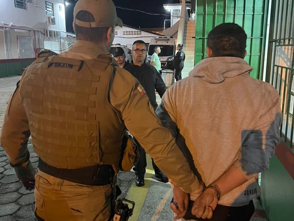 Homem acusado de homicídio é preso em bar de Canelinha