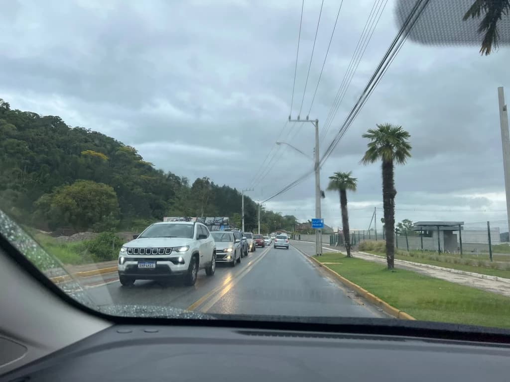 Bloqueio na BR-101 causa trânsito infernal nas cidades da região