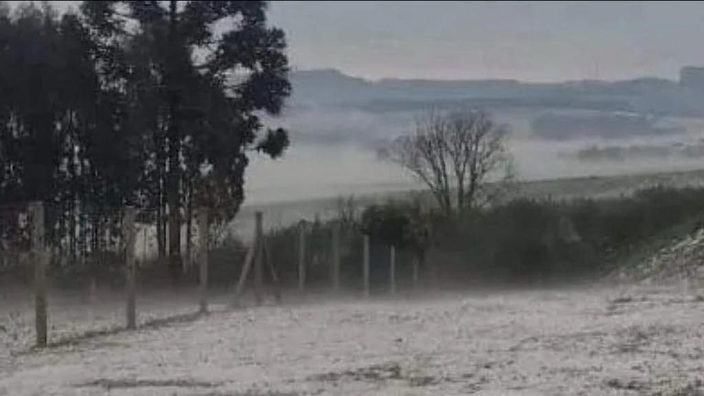 Forte chuva de granizo deixa cidade branquinha em SC