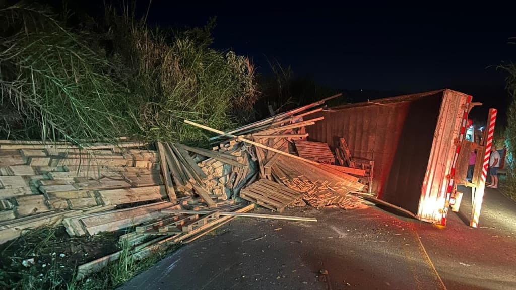 Homem fica preso às ferragens após tombamento de caminhão na SC-155