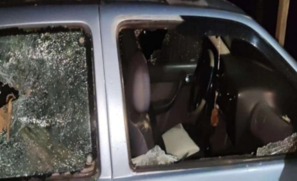 Homem espanca mãe e irmã com barra de ferro em SC