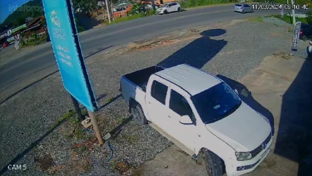 Ciclista “voa” após ser atropelada por veículo e fica gravemente ferida