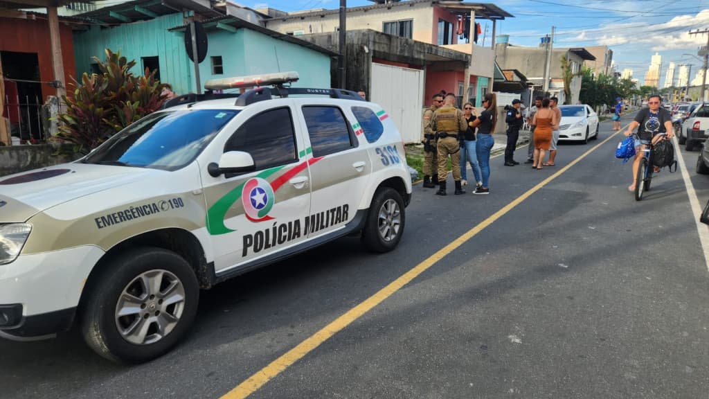 Homem mata vizinho com facada no peito durante discussão, em Balneário Camboriú