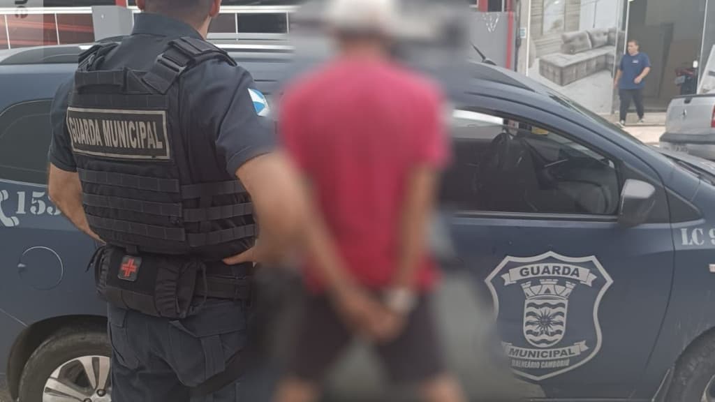 Homem é detido após furtar itens de funcionário de shopping em Balneário Camboriú