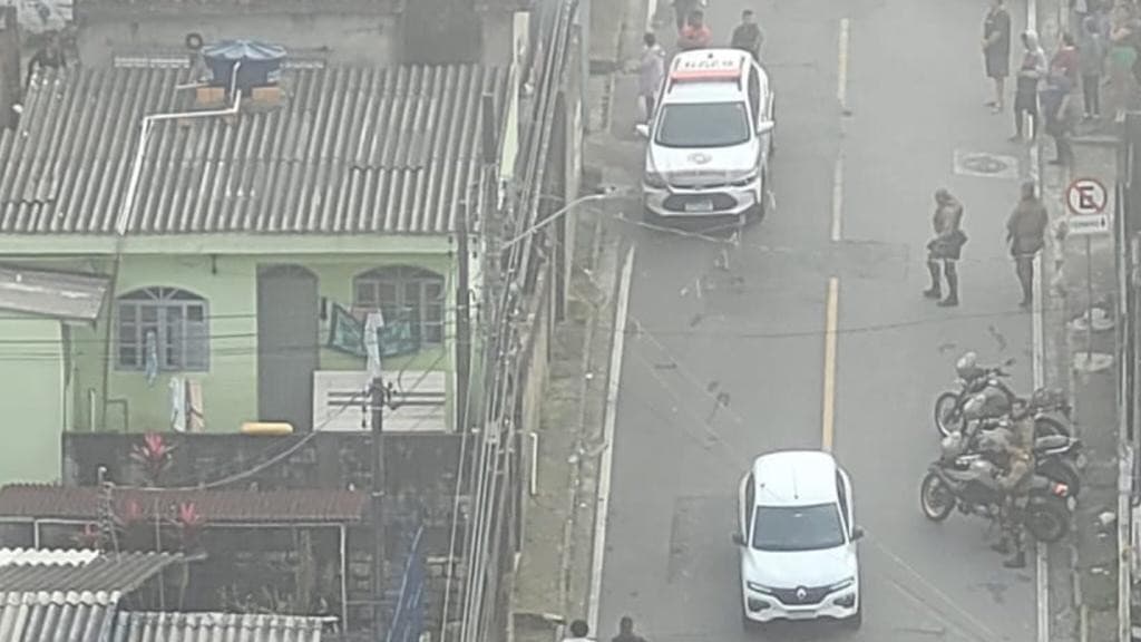 Homem é morto com tiros à queima-roupa na frente de casa em São José