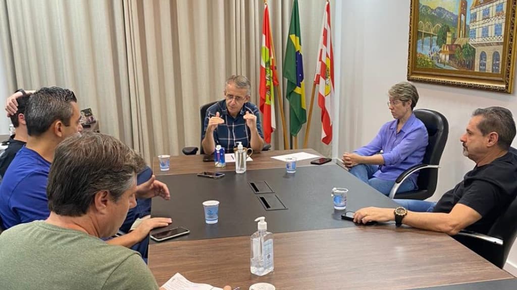 Escolas de Blumenau entram em férias para reforçar segurança após ataque em creche