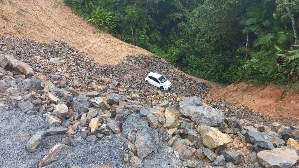MILAGRE: Motorista sai ilesa após queda de barranco de 30 metros em Nova Trento