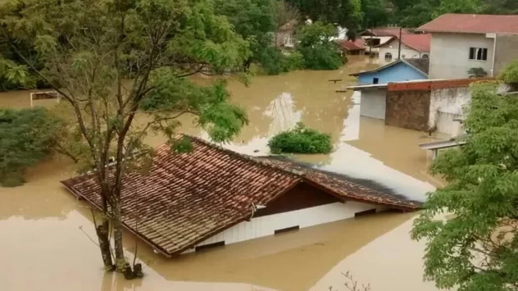 Santa Catarina em alerta máximo: Meteorologistas preveem novos alagamentos e deslizamentos