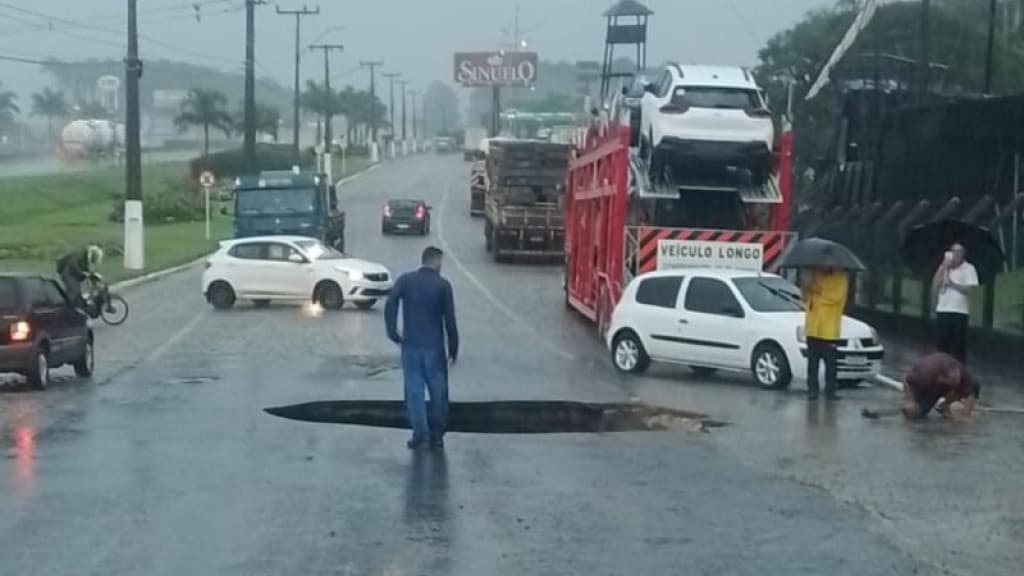 Forte chuva causa alagamentos e abre cratera às margens da BR-101