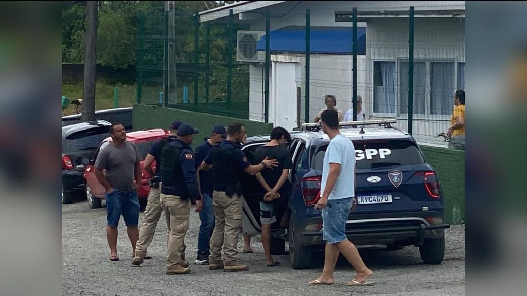 URGENTE: Jovem tenta invadir creche com faca e acaba preso