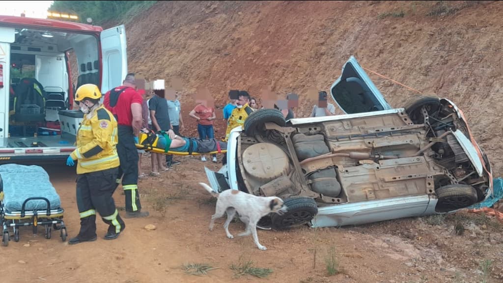Carro capota em ribanceira da BR-282