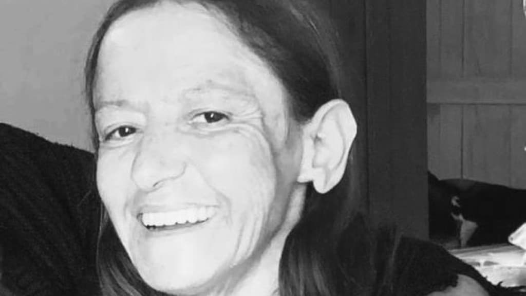“Única pista é um par de chinelos”: morte de mulher encontrada seminua é um mistério