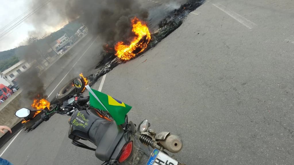 Santa Catarina tem rodovias fechadas por manifestantes após eleição de Lula