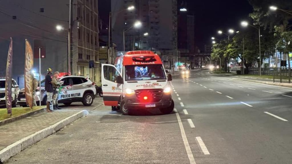 Travesti esfaqueia namorado para se defender de paulada