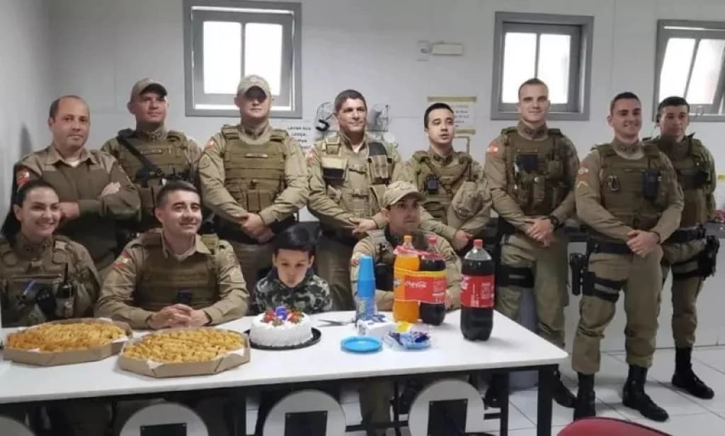 Menino de 5 anos realiza sonho e comemora aniversário com policiais