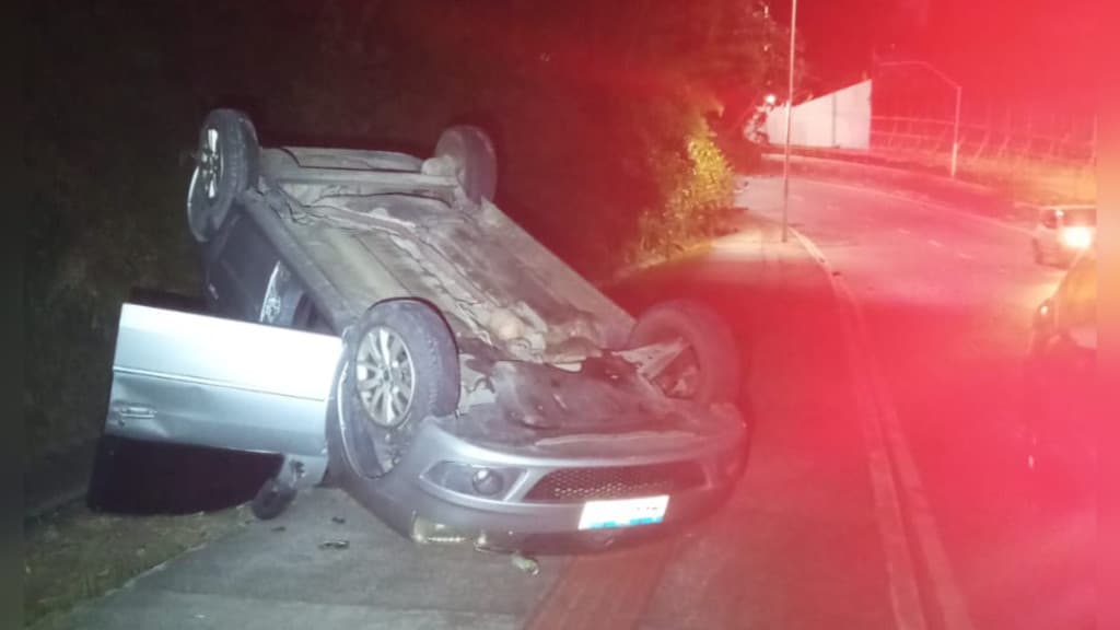 Falha no freio provoca capotamento em Balneário Camboriú e deixa mulher ferida